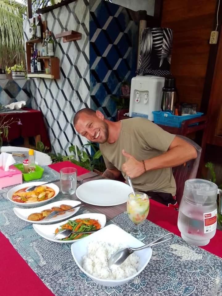 Naca Homestay Manado Exterior photo